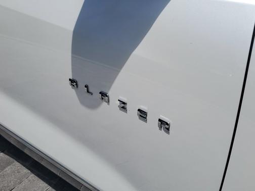 Iridescent Pearl Tricoat 2022 Chevrolet Blazer Premier