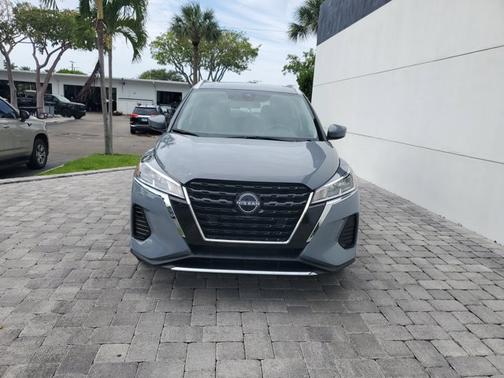 Boulder Gray Pearl 2024 Nissan Kicks SV
