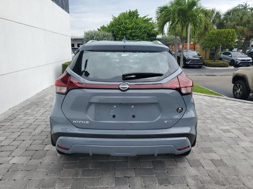 Boulder Gray Pearl 2024 Nissan Kicks SV