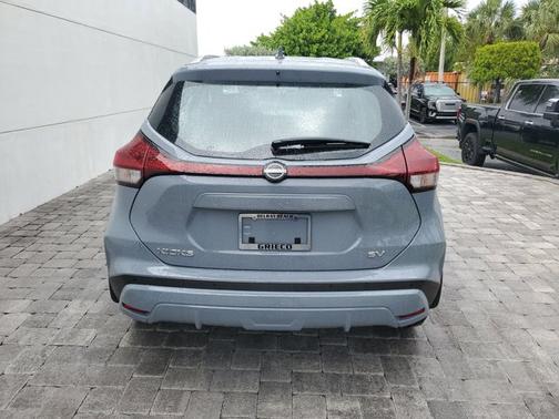 Boulder Gray Pearl 2024 Nissan Kicks SV
