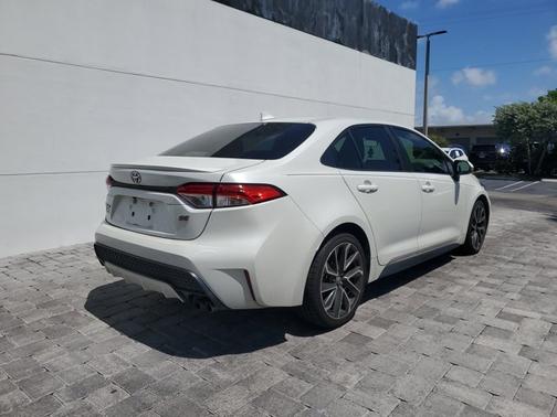 Blizzard Pearl 2021 Toyota Corolla SE