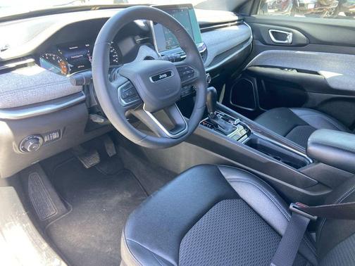 Bright White Clearcoat 2025 Jeep Compass Latitude