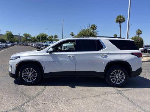 Iridescent Pearl Tricoat 2023 Chevrolet Traverse LT Cloth