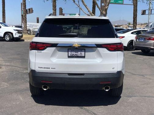 Iridescent Pearl Tricoat 2023 Chevrolet Traverse LT Cloth
