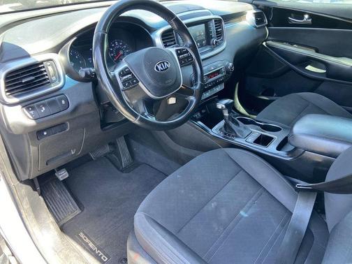 Everlasting Silver 2020 Kia Sorento LX