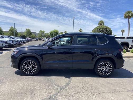 Deep Black Pearl 2025 Volkswagen Taos 1.5T SE