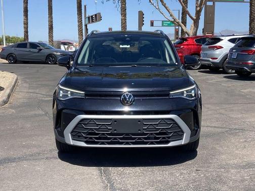 Deep Black Pearl 2025 Volkswagen Taos 1.5T SE