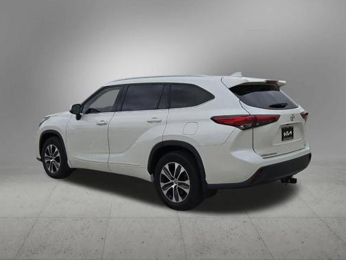 Blizzard Pearl 2021 Toyota Highlander XLE