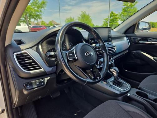 Clear White / Black Roof 2021 Kia Seltos S
