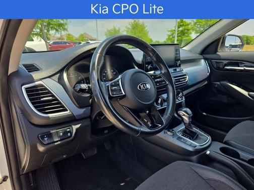 Clear White / Black Roof 2021 Kia Seltos S