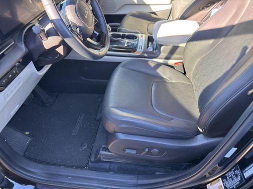 2024 Kia Carnival SX