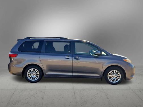 2017 Toyota Sienna XLE