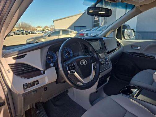 2017 Toyota Sienna XLE