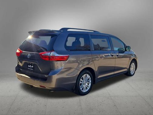 2017 Toyota Sienna XLE