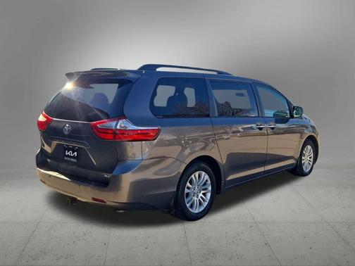 2017 Toyota Sienna XLE