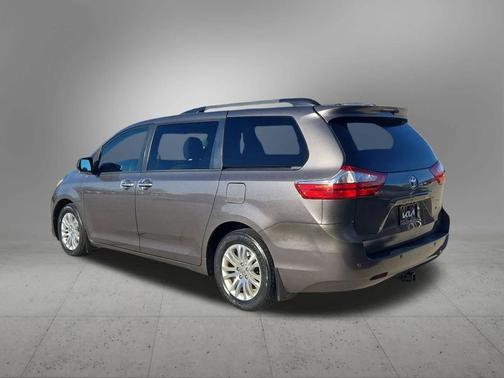 2017 Toyota Sienna XLE