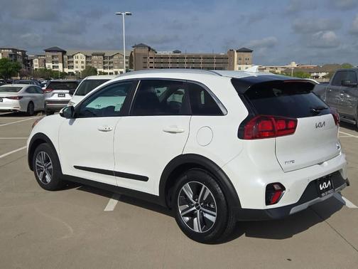 Snow White Pearl 2022 Kia Niro LXS SE