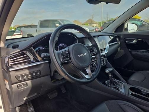 Snow White Pearl 2022 Kia Niro LXS SE