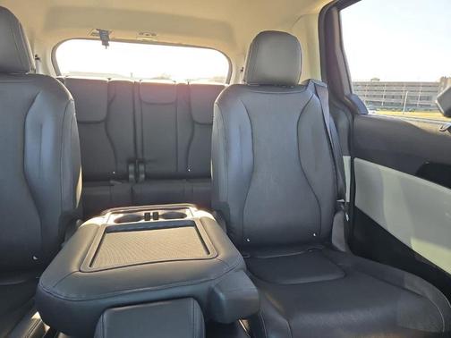 2023 Kia Carnival EX