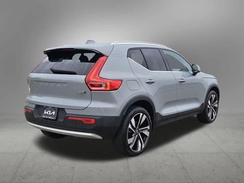 2024 Volvo XC40 B5 Ultimate Bright Theme