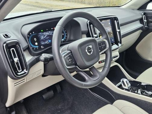 2024 Volvo XC40 B5 Ultimate Bright Theme