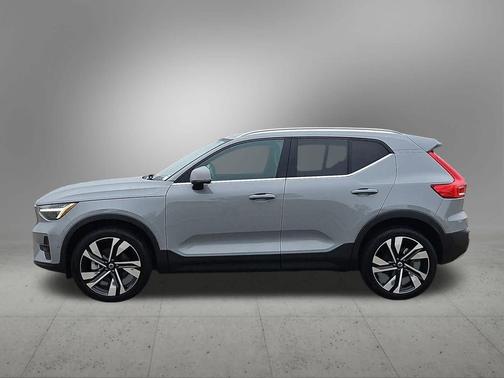 2024 Volvo XC40 B5 Ultimate Bright Theme
