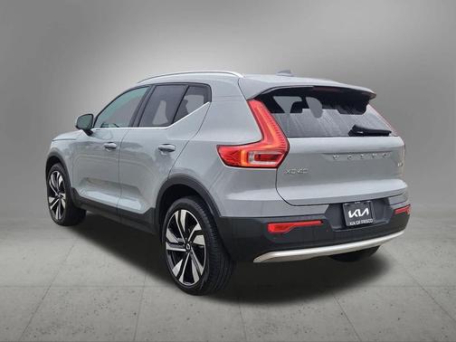 2024 Volvo XC40 B5 Ultimate Bright Theme