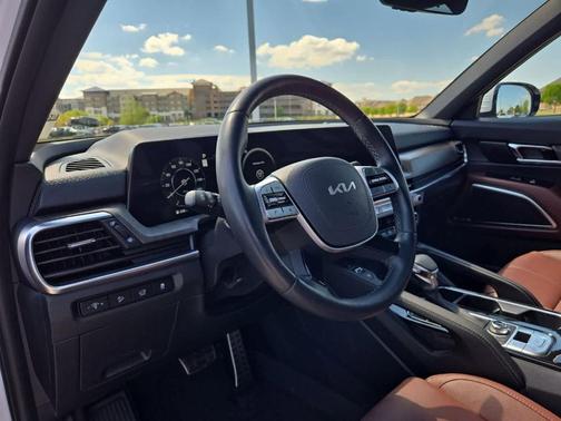 White 2025 Kia Telluride SX