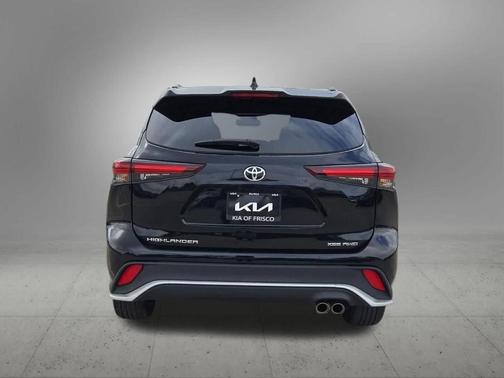 Midnight Black Metallic 2025 Toyota Highlander XSE