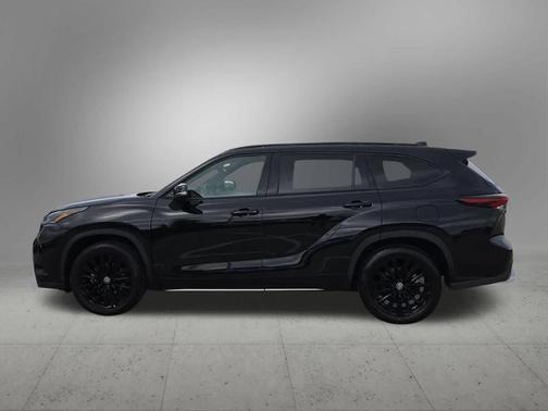 Midnight Black Metallic 2025 Toyota Highlander XSE