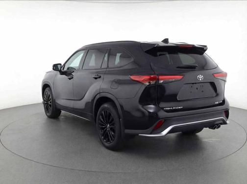 Midnight Black Metallic 2025 Toyota Highlander XSE