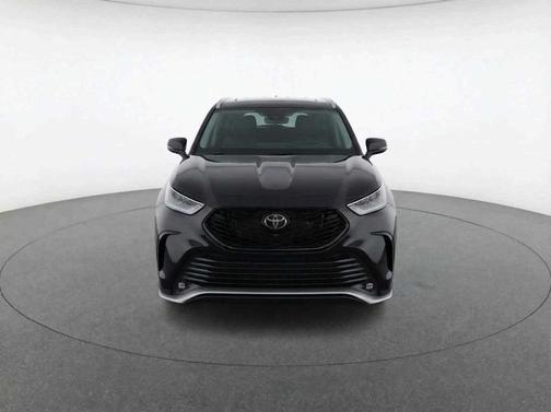 Midnight Black Metallic 2025 Toyota Highlander XSE