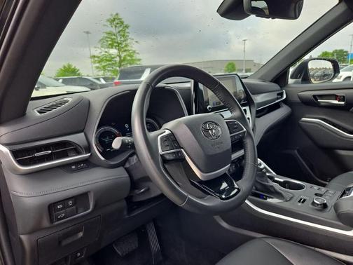Midnight Black Metallic 2025 Toyota Highlander XSE