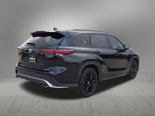 Midnight Black Metallic 2025 Toyota Highlander XSE