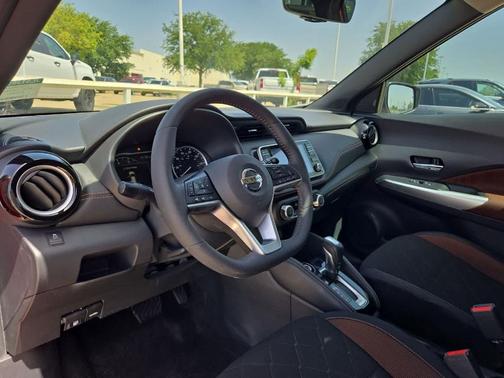 Cayenne Red / Super Black 2018 Nissan Kicks SR