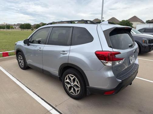 Ice Silver Metallic 2023 Subaru Forester Premium