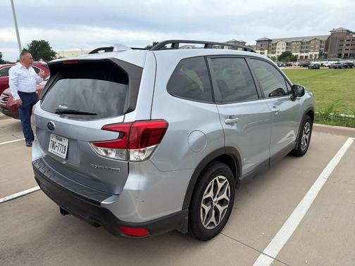 Ice Silver Metallic 2023 Subaru Forester Premium
