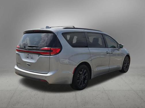 Billet Silver Metallic Clearcoat 2021 Chrysler Pacifica Touring