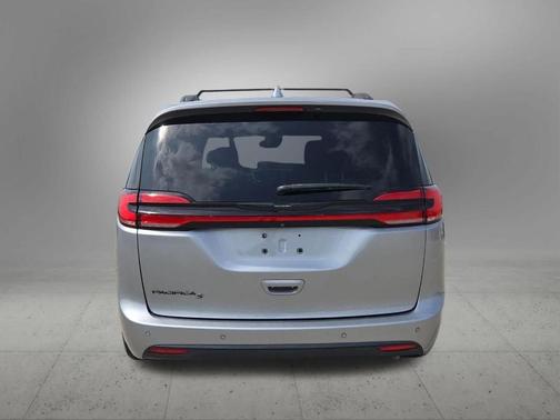 Billet Silver Metallic Clearcoat 2021 Chrysler Pacifica Touring