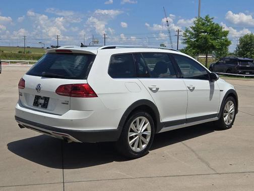 Pure White 2017 Volkswagen Golf Alltrack TSI SE