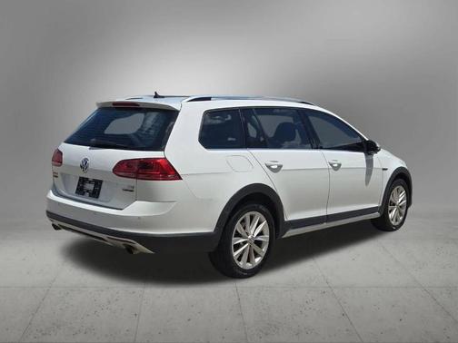 Pure White 2017 Volkswagen Golf Alltrack TSI SE