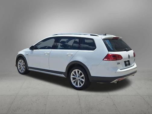 Pure White 2017 Volkswagen Golf Alltrack TSI SE