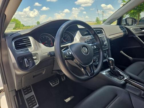 Pure White 2017 Volkswagen Golf Alltrack TSI SE