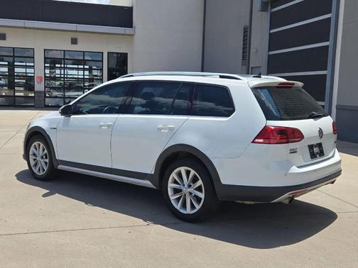 Pure White 2017 Volkswagen Golf Alltrack TSI SE