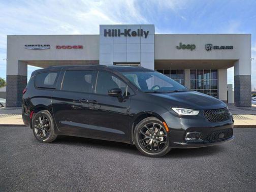 Brilliant Black Crystal Pearlcoat 2023 Chrysler Pacifica Limited