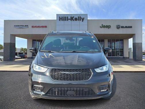 Brilliant Black Crystal Pearlcoat 2023 Chrysler Pacifica Limited