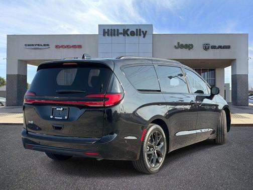 Brilliant Black Crystal Pearlcoat 2023 Chrysler Pacifica Limited