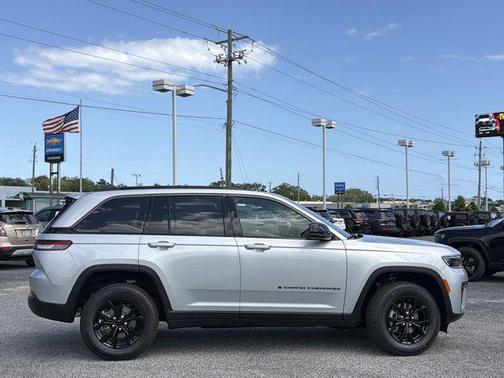 Silver Zynith 2026 Jeep Grand Cherokee Altitude