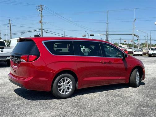 2025 Chrysler Voyager LX