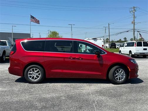 2025 Chrysler Voyager LX